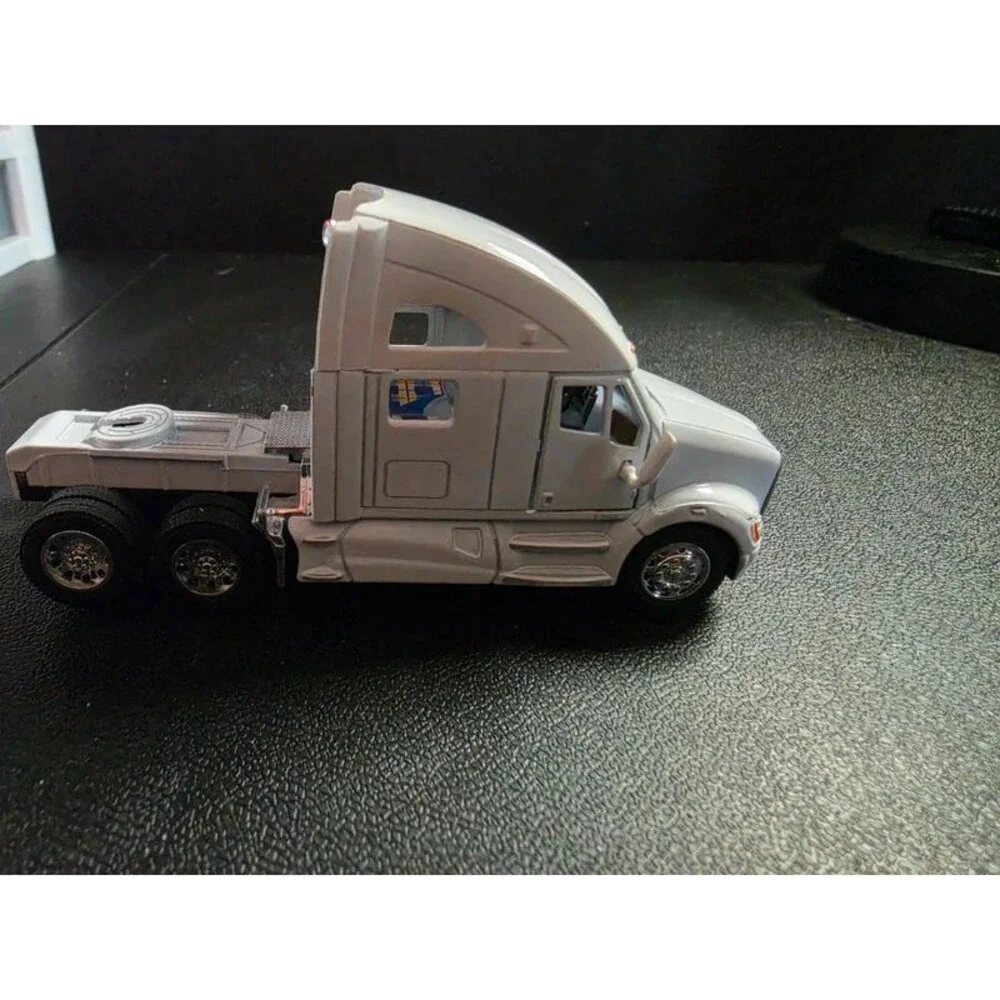 Kinsmart Kenworth T700 White Semi Truck Tractor Cab Diecast 1:68 Loose